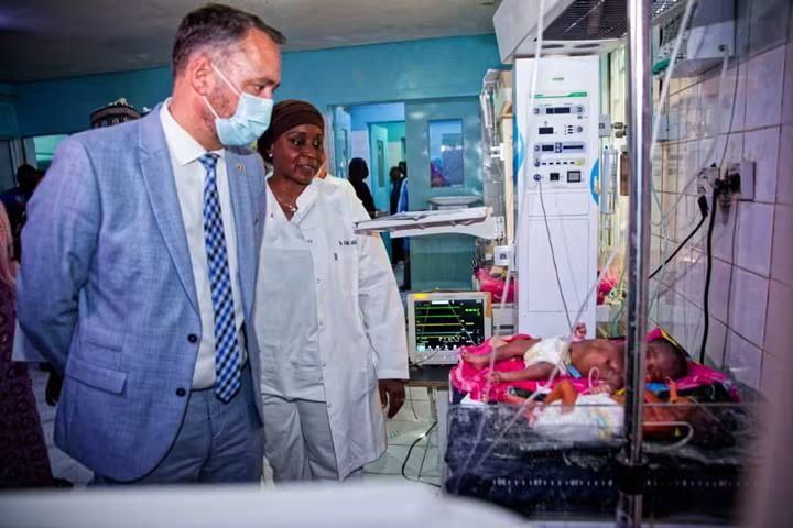 Coopération Belgique‑Niger : Prévot visite Issaka Gazobi