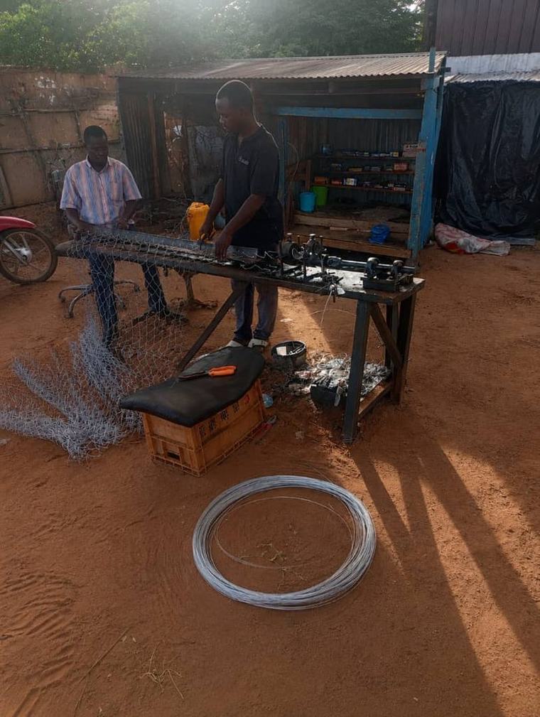 Niamey : les jeunes en situation de handicap s’investissent dans la confection des grillages